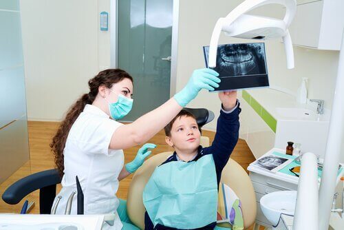 ortodontist ofisinde çocuk