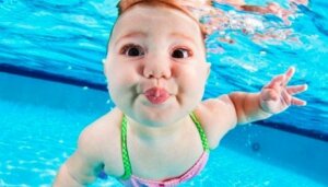 Suyun altında yüzen bir bebek