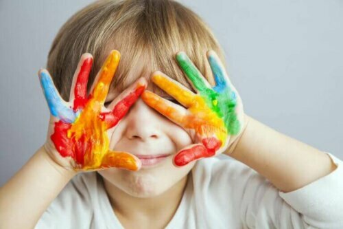 düzen ve yaratıcılık arasında denge: parmak boya yapması teşvik edilen çocuk