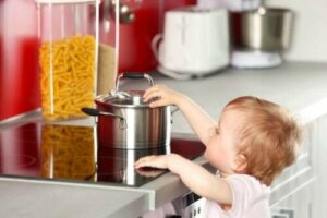 Çocuğunuz Mutfakta Bir Yerini Yakarsa Ne Yapılmalı?
