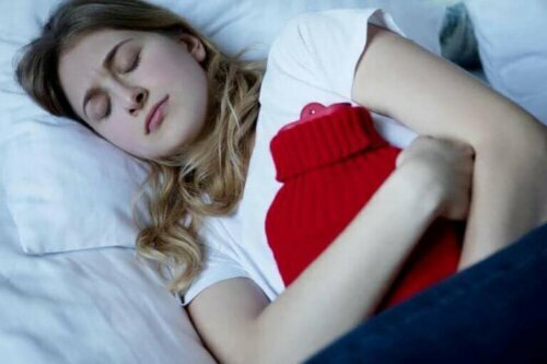 karnı ağrıyan kadın