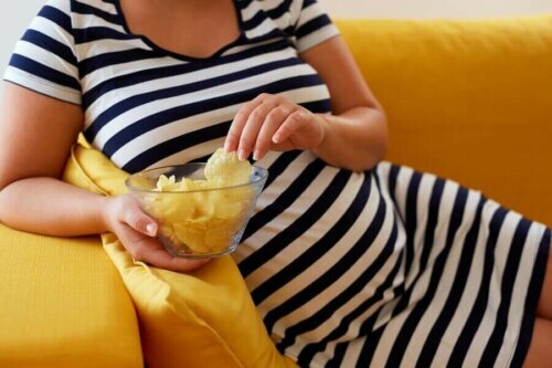 hamilelikte cips yemek