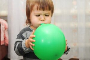 Balon şişiren bir çocuk