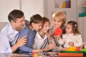 Birlikte kutu oyunu oynayan bir aile