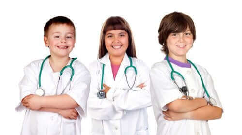 Doktor kılığına girmiş kolları önünde bağlı üç çocuk