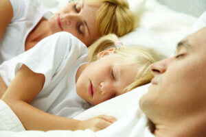 Çocuğunuzun Sizinle Uyumasına İzin Vermeli Misiniz?