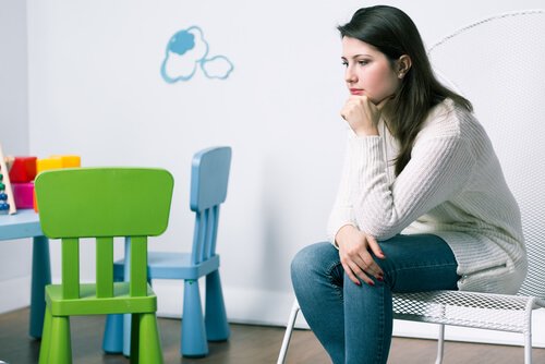 sınıfta oturan anne