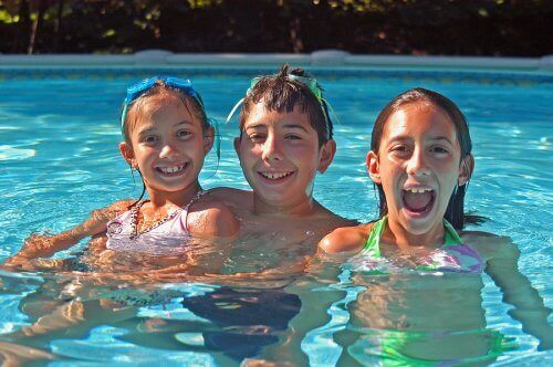 havuzda oynayan çocuklar