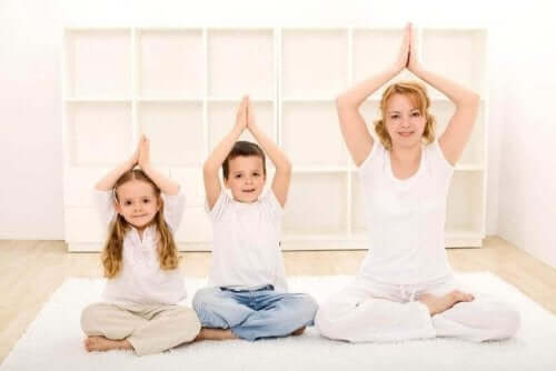yoga yapan aile