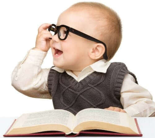 kitap başında gözlük takan mutlu bebek