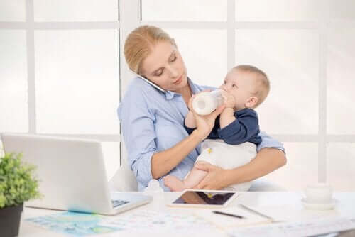 biberon bebek kadın laptop çalışan anne 