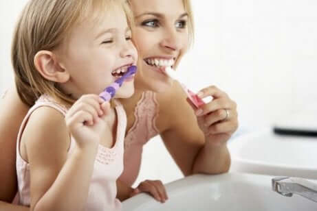 diş fırçalayan anne kız