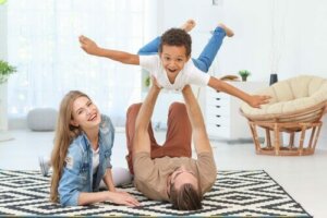 Ebeveynleriyle beraber oynayan bir çocuk