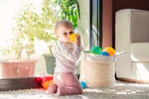 Sepetten topları alan bebek