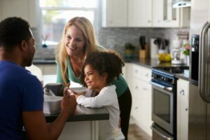 Mutfakta çocuklarıyla konuşan anne ve baba