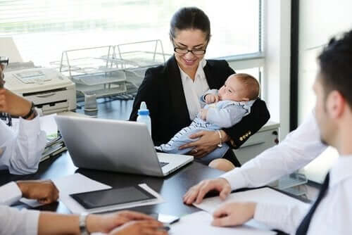 toplantı kadın ofis bebek