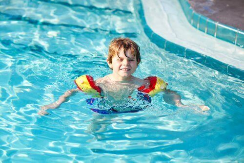 havuzda yüzen çocuk