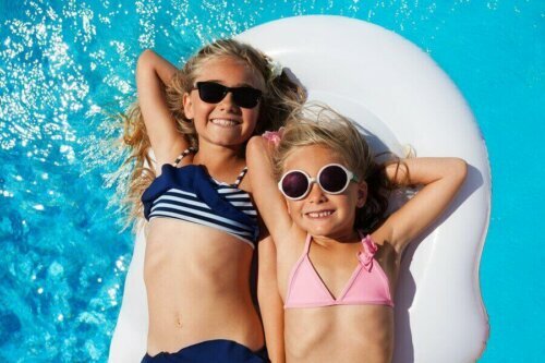 güneşlenen çocuklar