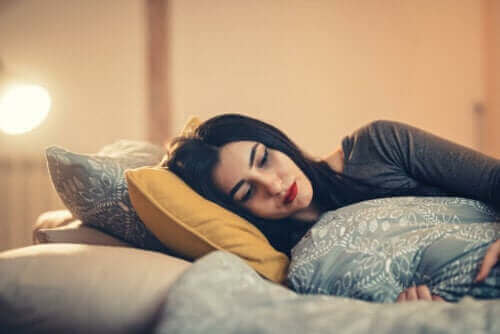 yatakta yatan kadın