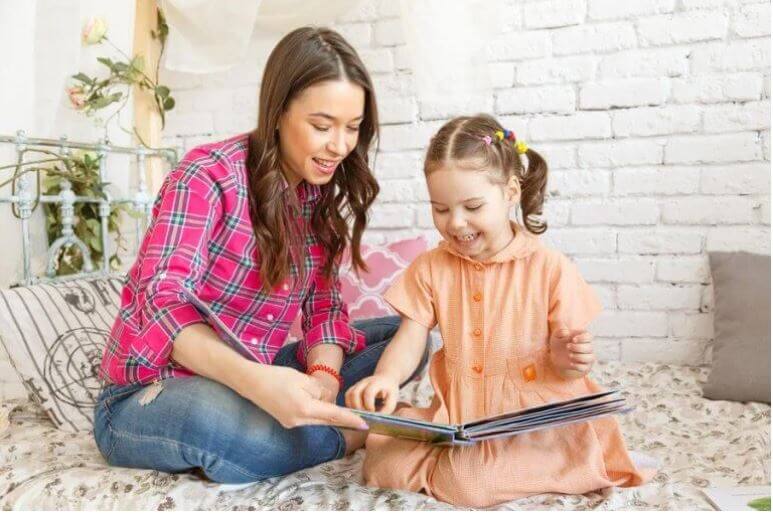 ayılar hakkında hikaye okuyan anne kız