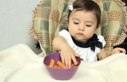 Havuç yiyen bir bebek