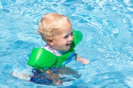 havuzda yüzen bebek