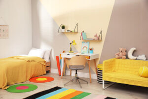 Sarı renkli dekorasyon yapılmış bir çocuk odası