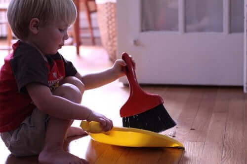 ev işlerine yardımcı çocuk