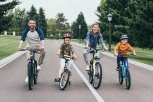 Beraber bisiklet süren bir aile