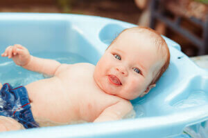 banyo yapan bir bebek
