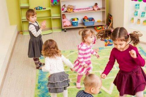 birlikte oynayan kız çocukları