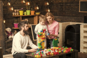 evde lego ile oynayan bir aile