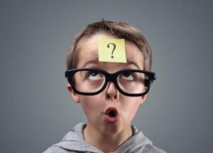 kafasında soru işareti bulunan bir çocuk