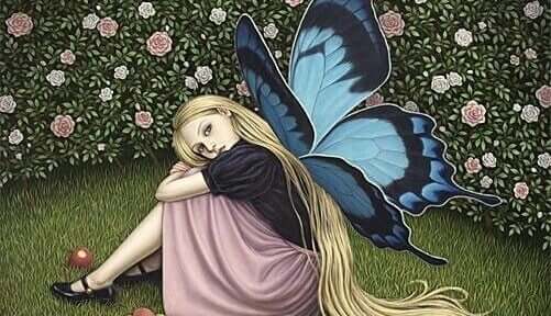 çimlerde kelebek kanatlı kız