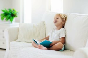 Kitap okuyan mutlu çocuk