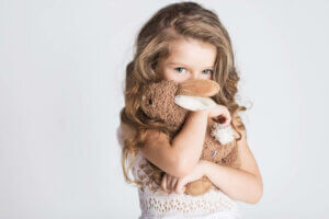 pelüş oyuncağına sarılan utangaç kız