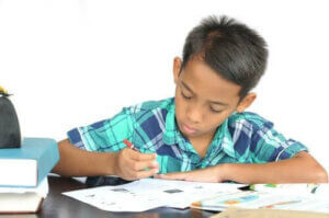 Pomodoro tekniğiyle çalışan bir çocuk