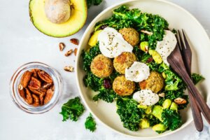 tahinli yeşil bir vegan tabağı