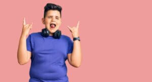 rock müzik dinleyen çocuk