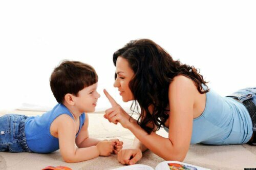 konuşan anne ve çocuk