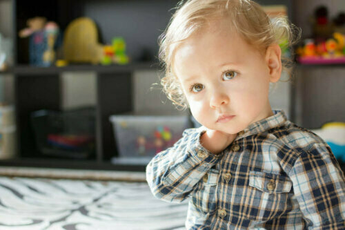 şaşırmış bakan sarışın bebek