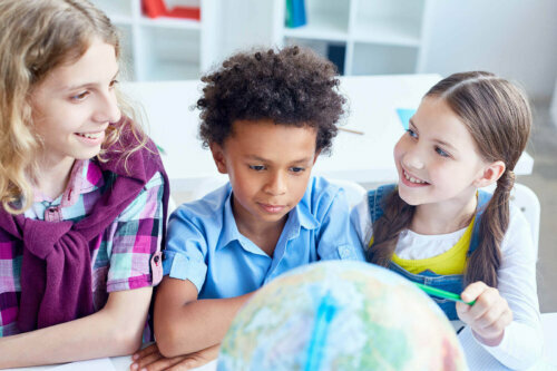 dünya haritasına bakan çocuklar