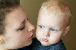 Oğlu ile konuşan anne