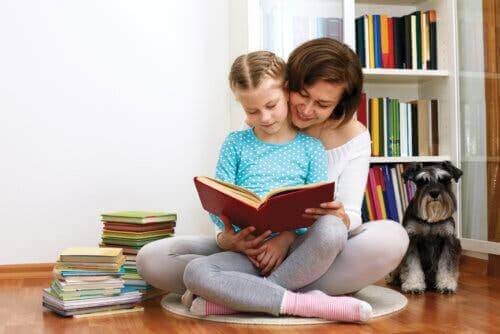 anne çocuk kitap okuyor