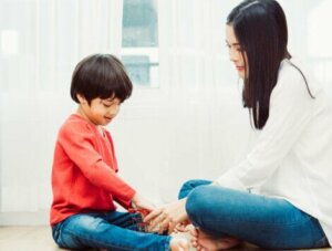 Annesi ile oyun oynayan çocuk