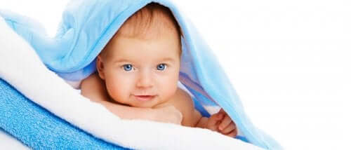 Bebeğinizin kulağını ve burnunu nasıl temizlemelisiniz?