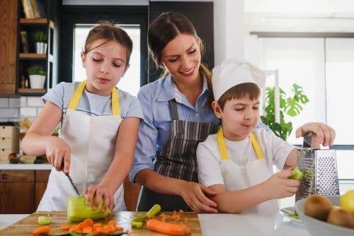 birlikte yemek yapan aile