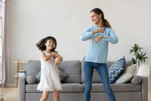 çocukları tablet kullanmadan sakinleştirmek: dans eden anne çocuk