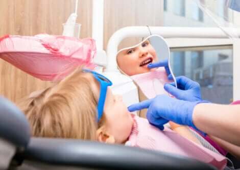 süt dişi için doktora giden çocuk