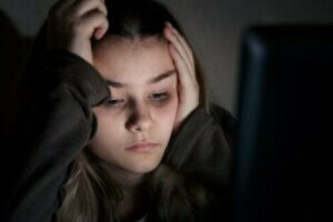 Kötü hisseden bir genç kız